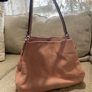 Light pink shoulder coach bag with 3 inside sections